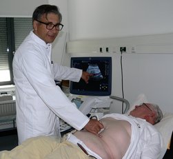 Dr. Mircea untersucht einen Besucher auf ein Baucharortenaneurysma Gute Resonanz beim diesjährigen Bauchaorta-Screening-Tag im AMEOS Klinikum Haldensleben
