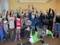 Wölfi sorgt für leuchtende Augen VFL-Maskottchen besucht Kinder- und Jugendpsychiatrie am AMEOS Klinikum Haldensleben