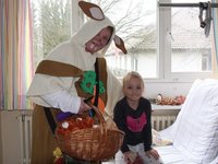 Osterhase zu Besuch in Kinderklinik