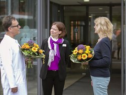 Dr. Ulrike Hammad-Greiff übernimmt als Ärztliche Direktorin am AMEOS Klinikum Oldenburg vom bisherigen Amtsinhaber Dr. Andreas Jakobeit; in der Mitte Krankenhausdirektorin Lena Radtke Dr. Ulrike Hammad-Greiff übernimmt als Ärztliche Direktorin am AMEOS Klinikum Oldenburg vom bisherigen Amtsinhaber Dr. Andreas Jakobeit; in der Mitte Krankenhausdirektorin Lena Radtke