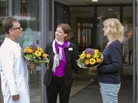 Dr. Ulrike Hammad-Greiff übernimmt als Ärztliche Direktorin am AMEOS Klinikum Oldenburg vom bisherigen Amtsinhaber Dr. Andreas Jakobeit; in der Mitte Krankenhausdirektorin Lena Radtke