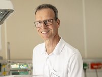 Dr. med. Hans-Georg Hoffmann, Chefarzt der Klinik für Kinder- und Jugendmedizin mit Neonatologie im AMEOS Klinikum Eutin © Tatjana Kay
