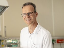 Dr. med. Hans-Georg Hoffmann, Chefarzt der Klinik für Kinder- und Jugendmedizin mit Neonatologie im AMEOS Klinikum Eutin © Tatjana Kay