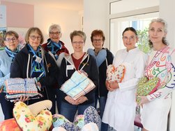 Dr. Nina Bock und Dr. Kerstin Knauth in herzlicher Runde mit den fünf LandFrauen Eike Claudia Burmeister, Iris Lembke, Regina Lankuttis, Vorsitzende Angelika von Keiser und Elke Schroeder (v.r.n.l).