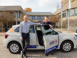 Leiter Björn Kessler und Mitarbeiter im Bewohnerservice Sven Ofenstein freuen sich auf viele nette Fahrten.