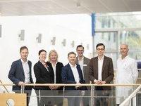 Gruppenfoto mit dem FDP-Politiker Garg auf Sommertour im AMEOS Klinikum Eutin