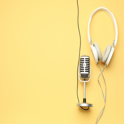Mikrofon und Kopfhörer (Canva)