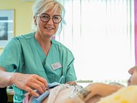 Hebamme Katrin Herrmann untersucht eine Schwangere