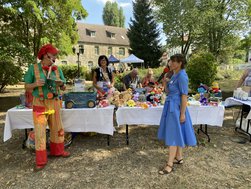 Clown Tortellini und Dr. med. Karin Fleischer führen durch das bunte Programm.