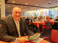 Bürgermeister Eckhard Graf beim Durchblättern des Jahresrückblicks 2024. 
