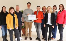 Krankenhausdirektor Nick Seidensticker und Chefärztin Dr. Kerstin Knauth freuen sich mit dem Team über die erfolgreiche Rezertifizierung des Endometriosezentrums für Rehabilitation.
