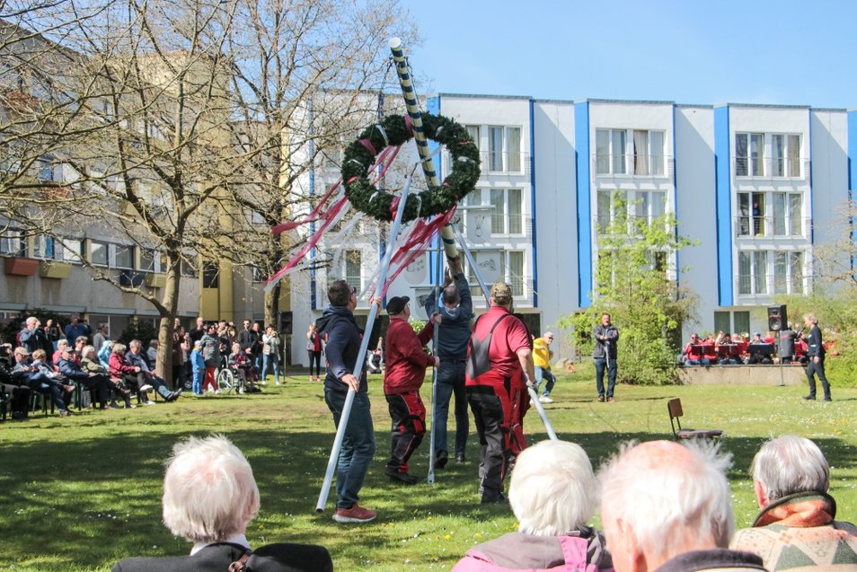 Aufstellen des Maibaums im AMEOS Senioren Wohnsitz Ratzeburg