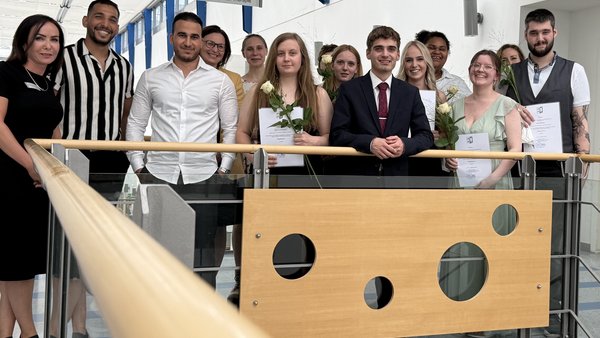 Glückwunsch zum Examen: 13 neue Pflegefachkräfte