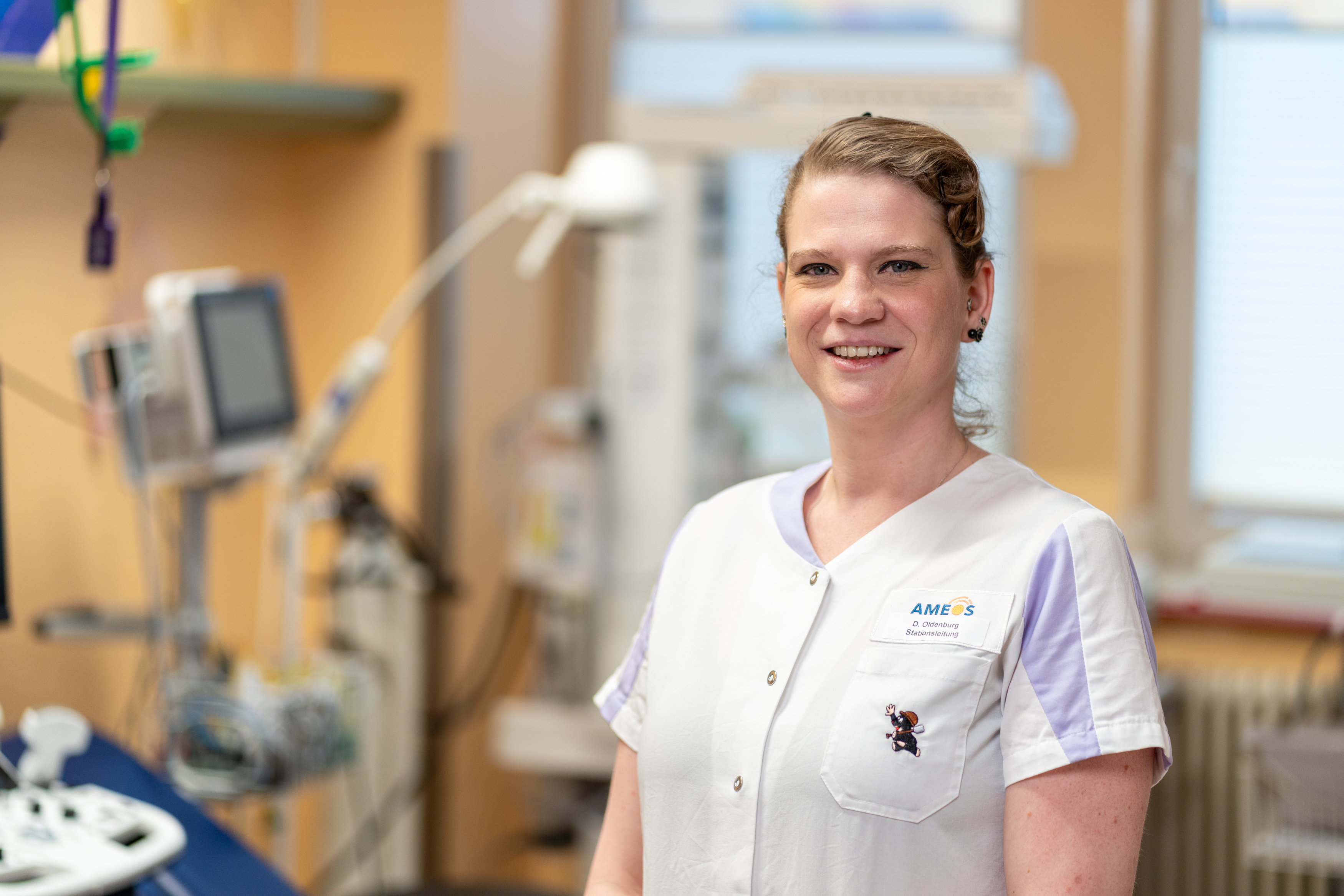 Dajana ist Kinderkrankenschwester und steht im Untersuchungsraum der Kinderklinik.