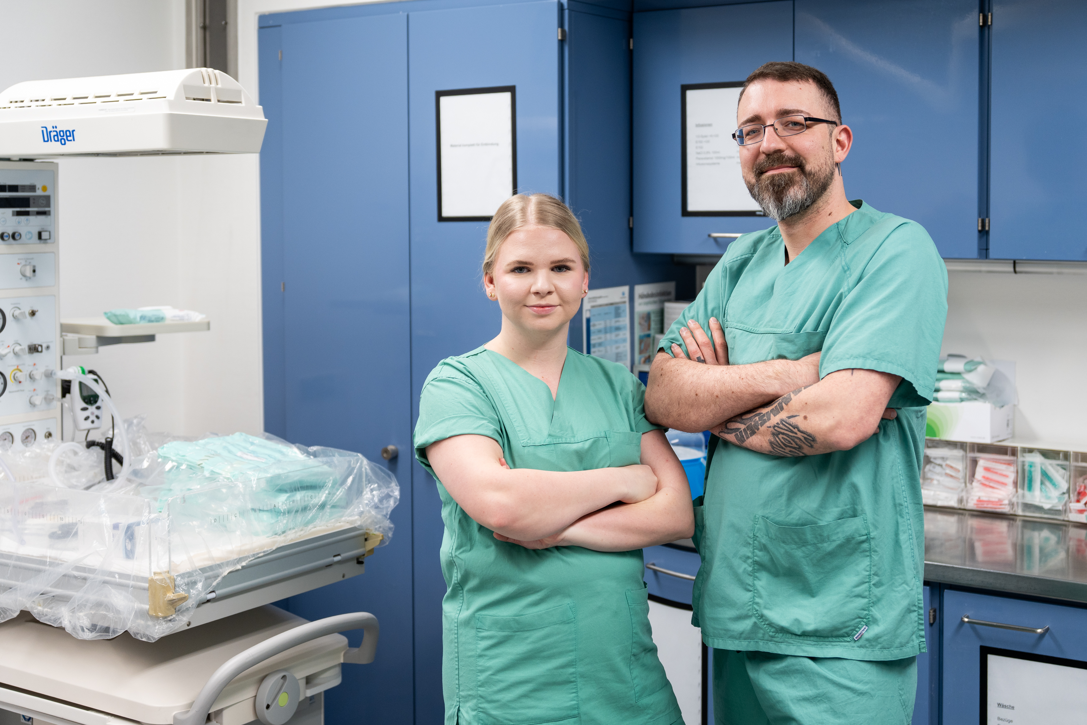 Zwei junge Pflegekräfte arbeiten in der Notaufnahme am AMEOS Klinikum Halberstadt.