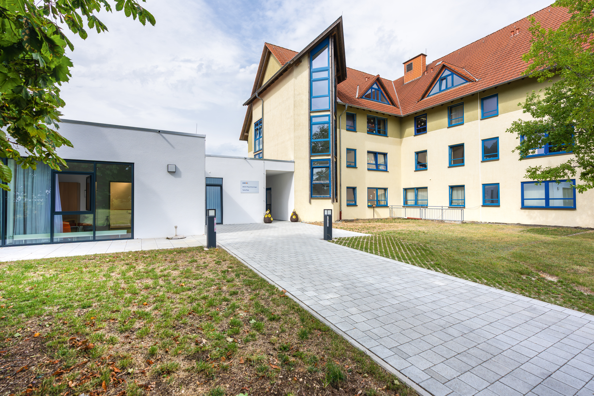 Tagespflege Winterlingen Gebäude der Tagespflege Winterlingen mit Rasenfläche und Weg zum Eingang
