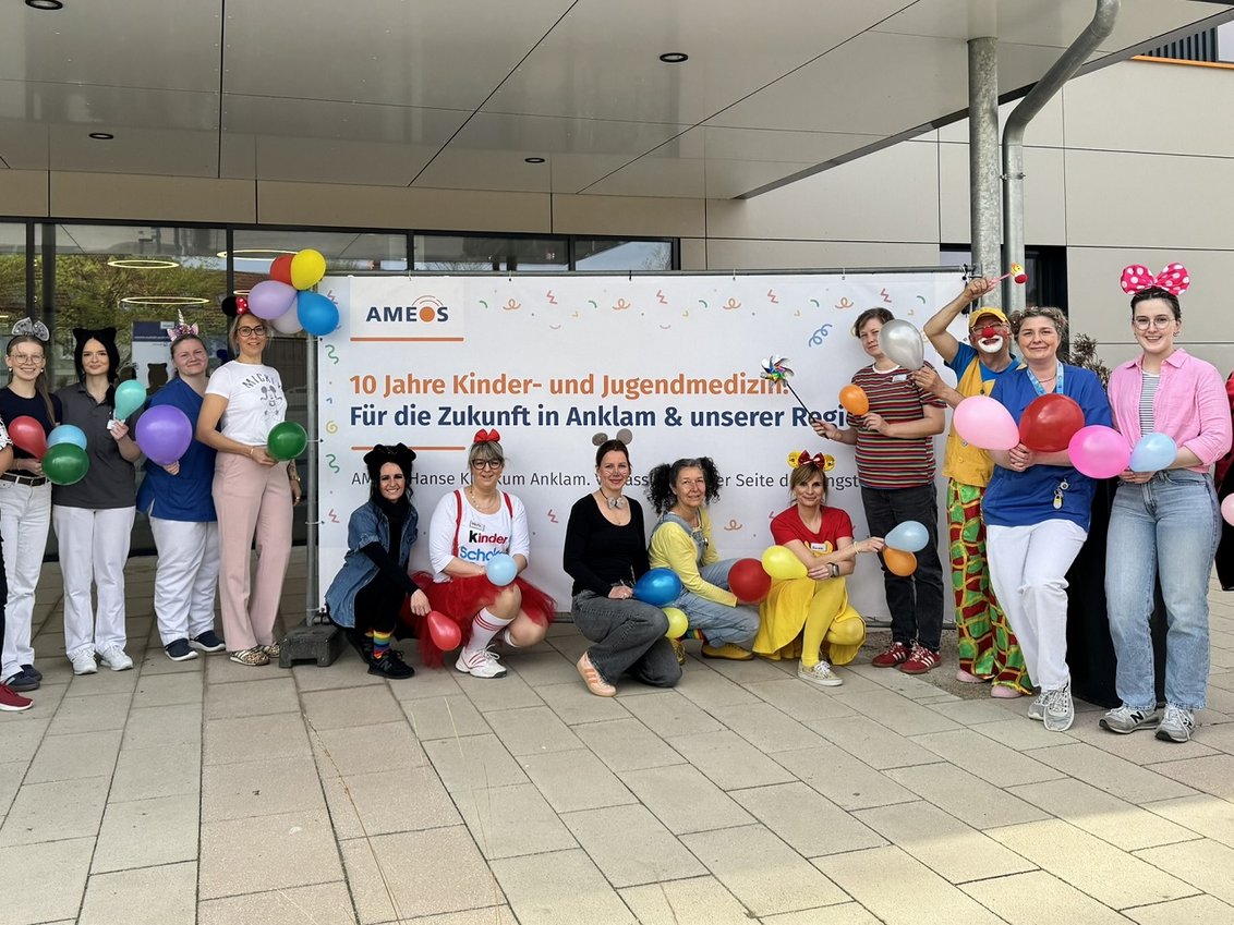 Das Team der Abteilung für Kinder- und Jugendmedizin in Verkleidung im Rahmen der Teddyklinik am AMEOS Hanse Klinikum Anklam. 