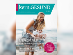 Cover der zweiten Ausgabe der kern.GESUND. Eine Frau und ein Kleinkind spielen im Wasser am Strand.