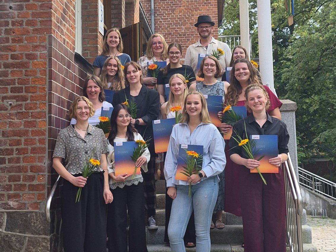 Gruppenbild der Absolventinnen und Absolventen der Ergotherapie-Ausbildung am AMEOS Institut Nord – Neustadt Gruppenbild der Absolventinnen und Absolventen der Ergotherapie-Ausbildung am AMEOS Institut Nord – Neustadt