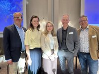 v.l.n.r.: Dr. med. Martin Lison, Dr. med. Julia Reutermann-Kämmerer, Bettina Besser (Leitende Psychologische Psychotherapeutin am AMEOS Klinikum Lübeck – Klinik für Psychiatrie und Psychotherapie), Dipl.-Psych. Dr. phil. Roy Murphy und PD Dr. med. Daniel Alvarez-Fischer