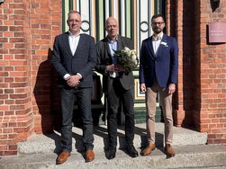 Stefan Fiedler, Krankenhausdirektor der AMEOS Klinika Anklam, Pasewalk und Ueckermünde beglückwünscht Dr. med. Christoph Born und Vladimir Pejicic zur Ärztlichen Leitung der Klinik für Psychiatrie und Psychotherapie.
