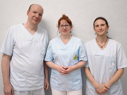 Carolin Möhrke und Frau Dr. med. Andrea Jahn, beides Fachärztinnen für Kinder- und Jugendmedizin am AMEOS Poliklinikum Anklam mit Björn Schuldt, Leitender Oberarzt der Abteilung für Kinder- und Jugendmedizin am AMEOS Hanse Klinikum Anklam.