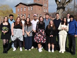 Gruppenfoto der dreizehn Absolventinnen und Absolventen