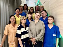 Die Teamleitungen der Abteilungen mit Pflegedienstleitung Karolin Timm (vorne, 2. v. l.) am AMEOS Hanse Klinikum Anklam.