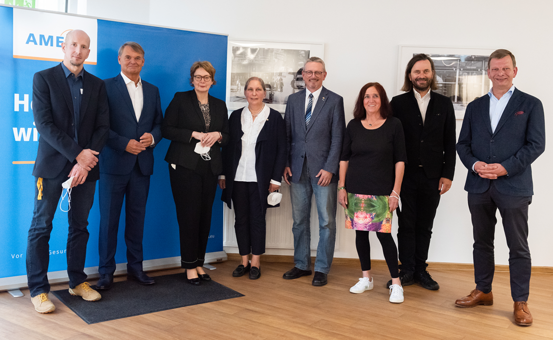 Gruppenfoto mit acht Personen, alle Rednerinnen und Redner des Tages