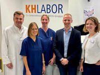 Bildbeschreibung: v.re n. li. Dr. Wolfram Woltersdorf, Leiter Labordiagnostische Leistungen, Alexandra  Beuck, Leitende Medizinische Technologin für Laboratoriumsanalytik, Petra Siewert, Medizinische  Technologin für Laboratoriumsanalytik, Dr. Rolf Bikker, Direktor Labordiagnostische Leistungen und  Lena Radtke, Krankenhausdirektorin der AMEOS Klinika Eutin, Oldenburg, Middelburg und Fehmarn.
