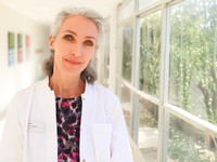 Dr. Nina Bock (Chefärztin der Gynäkologie und Leiterin des Endometriosezentrums im AMEOS Reha Klinikum Ratzeburg)blickt freundlich in die Kamera.