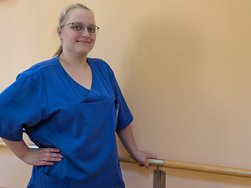 Lächelnde Pflegefachkraft im Halbporträt