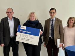 Gruppenfoto der Checkübergabe