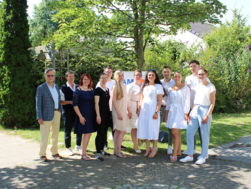 Gruppenfoto. 10 Absolventinnen und Absolventen der Physiotherapieschule zusammen mit der Schulleiterin und dem Prüfungsvorsitzenden.