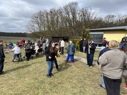 Bewohnerinnen und Bewohner sowie Mitarbeitende der AMEOS Pflege Ueckermünde beim Osterfeuer