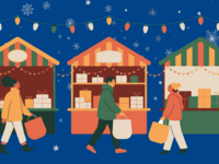 Drei Menschen laufen mit Einkaufstüten in der Hand vor drei weihnachtlich geschmückten Buden entlag, während es schneit