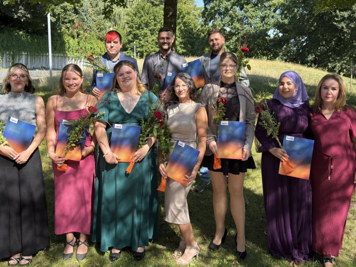 Gruppenbild der Absolventinnen und Absolventen der Ausbildung zur Pflegefachkraft am AMEOS Institut Nord – Neustadt Gruppenbild der Absolventinnen und Absolventen der Ausbildung zur Pflegefachkraft am AMEOS Institut Nord – Neustadt