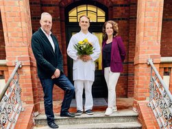 Stefan Fiedler, Krankenhausdirektor der AMEOS Klinika Anklam, Pasewalk und Ueckermünde und Maren Andres, Standortverantwortliche Personal, beglückwünschen Krzystof Kubaszewski zur Ärztlichen Leitung der Geriatrie. 