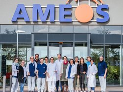 Das Team des interdisziplinären Schmerzzentrums (ISZ) vor dem AMEOS Klinikum Fehmarn (© AMEOS).