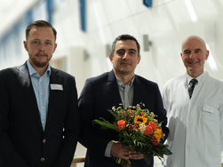 Stellv. Krankenhausdirektor Sven Schneider, Chefarzt Dr. med. Parham Damirchi und Ärztlicher Direktor Prof. Dr. med. Markus Quante Stellv. Krankenhausdirektor Sven Schneider, Chefarzt Dr. med. Parham Damirchi und Ärztlicher Direktor Prof. Dr. med. Markus Quante