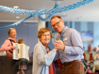 Gemeinsam auf dem Tanzparkett: Björn Kessler, Leiter des AMEOS Senioren Wohnsitzes Ratzeburg, tanzt beim Oktoberfest mit der Bewohnerin Dagmar Fenske (© AMEOS).