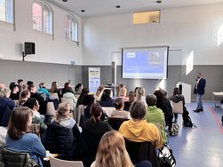Erstes Netzwerktreffen der KipsFam-Regionen Wolgast, Greifswald, Anklam und Pasewalk im AMEOS Klinikum Ueckermünde. Dr. med. Manfred Blütgen, Chefarzt der Klinik für Kinder- und Jugendpsychiatrie, Psychosomatik und Psychotherapie bei einem Vortrag.
