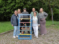 AMEOS Mitarbeitende übergeben die Spielgeräte an Schulleiterin Susanne Amrein
