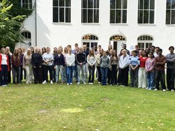 Gruppenfoto der neuen Pflege- und Ergo-Auszubildenden in Neustadt Gruppenfoto der neuen Pflege- und Ergo-Auszubildenden in Neustadt