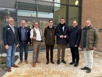 Mitarbeitende vor dem Eingang der Forensik