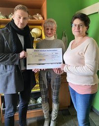 Florian Dietrich übergibt Spende an die Speisekammer