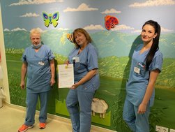 AMEOS Kinderklinik präsentiert Zertifikat: „Ausgezeichnet. FÜR KINDER 2020-2021“