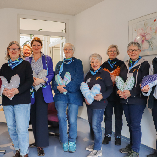LandFrauen spenden Herzkissen an Rehabilitandinnen