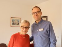 Gisela Quade und Björn Kessler, Leiter des AMEOS Senioren Wohnsitz Ratzeburg (© AMEOS)