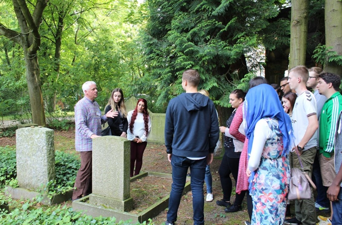 Kulturen hautnah erleben: Gesundheits- und Krankenpflegeschüler von AMEOS zu Besuch in der Moschee